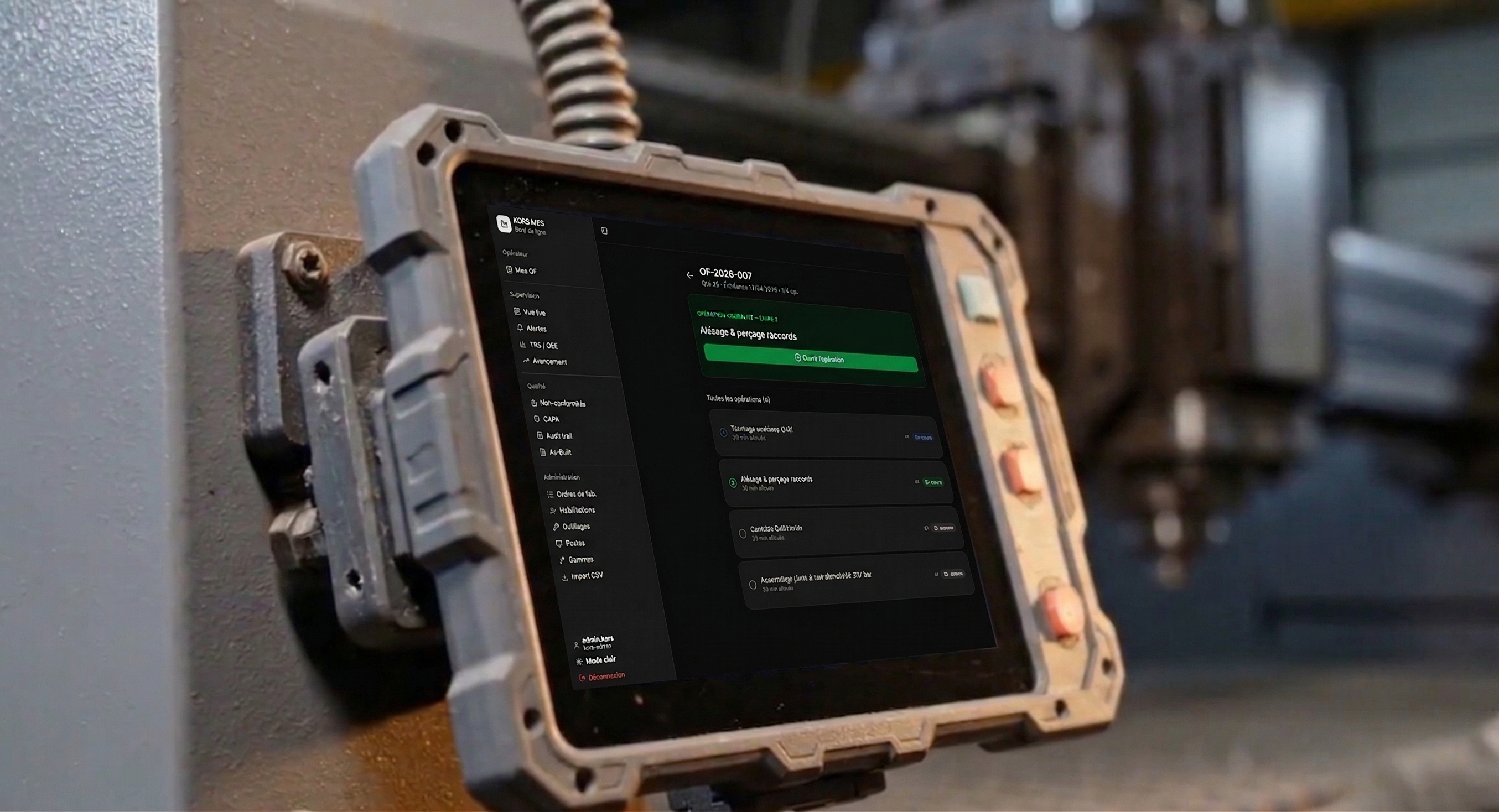 Opérateur avec interface KORS devant un centre d'usinage